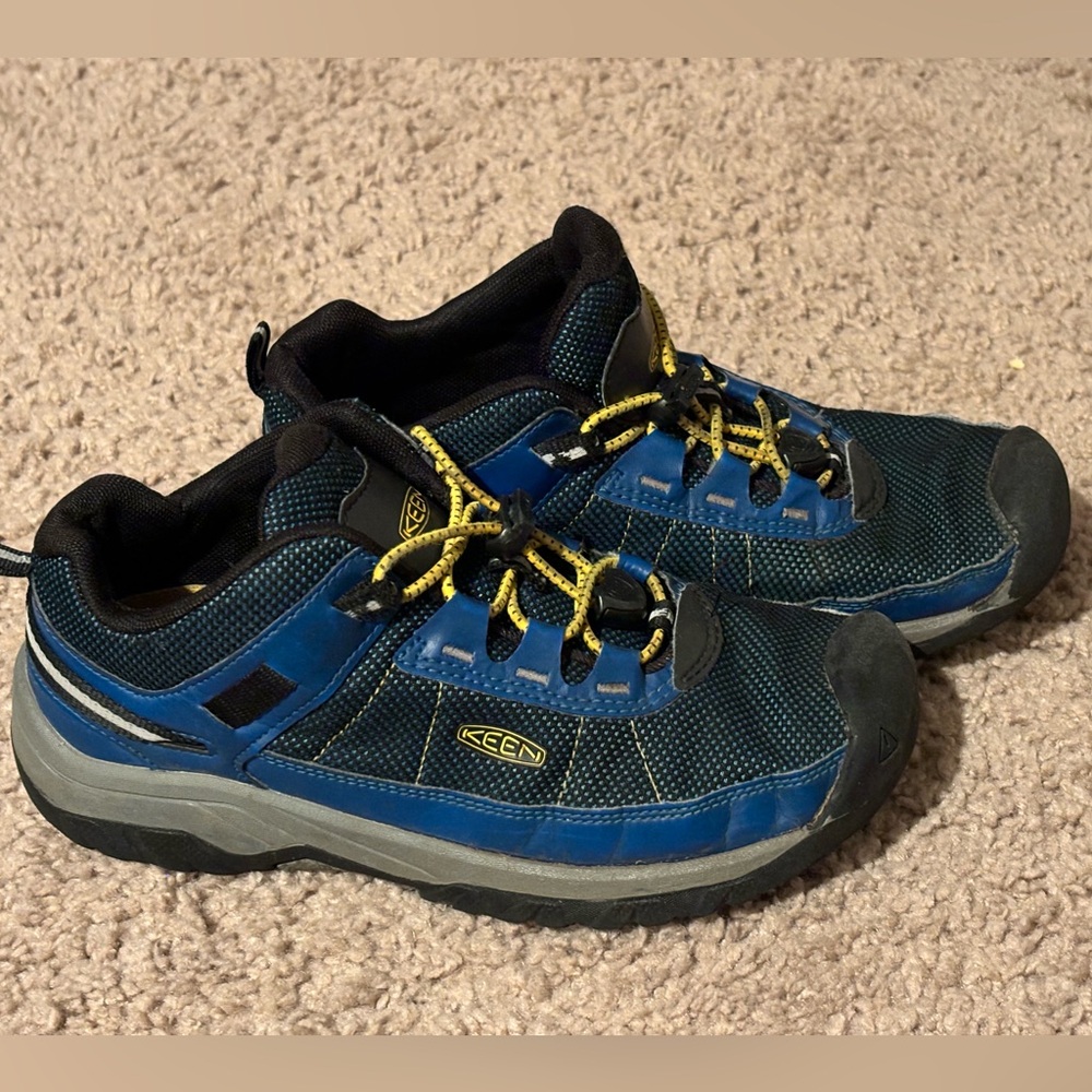 Keen Big Kids Size 4 Sneakers
